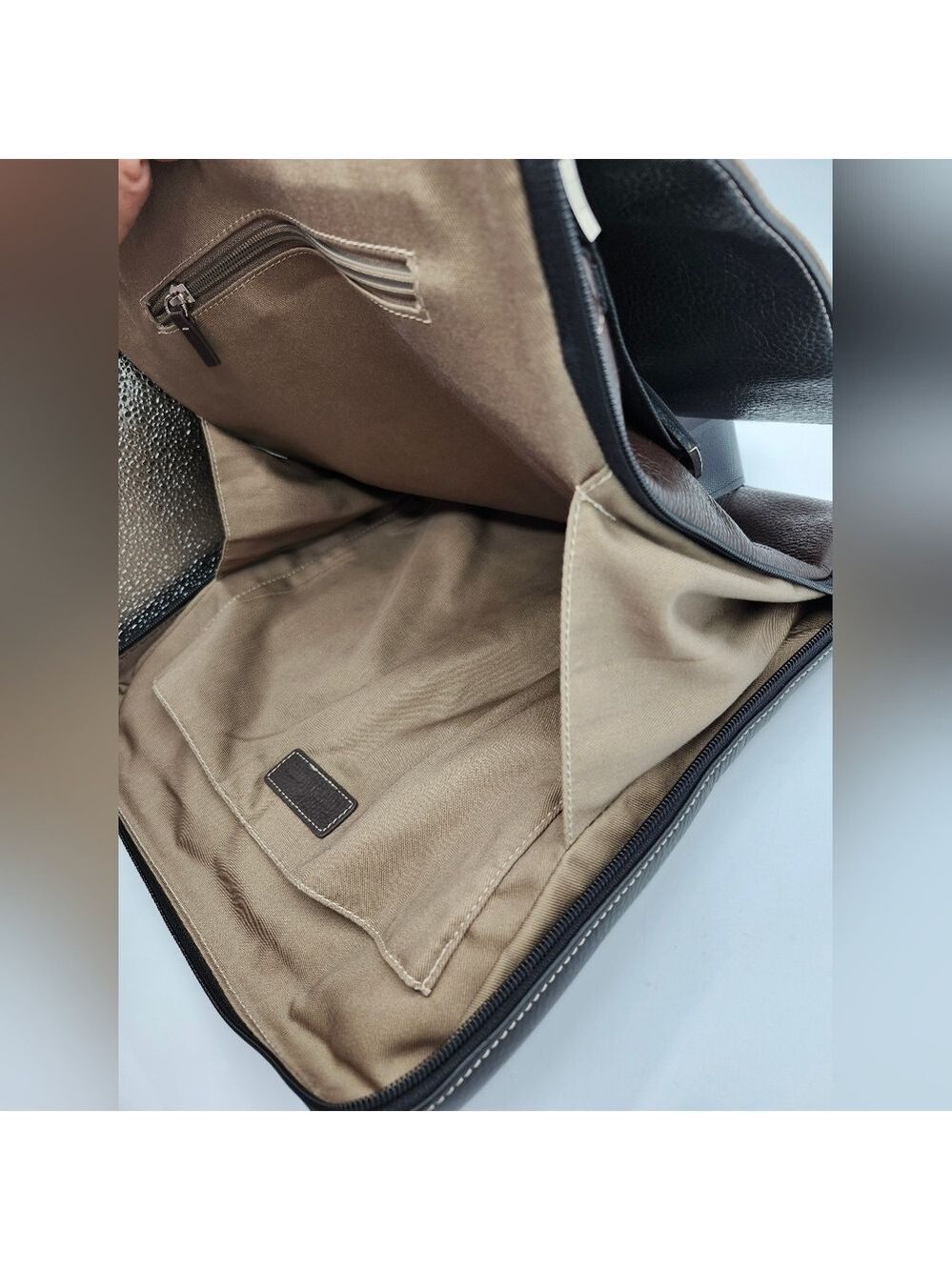 Travelsmith Elegant Black Leather Messenger Bag - Picture 12 of 14